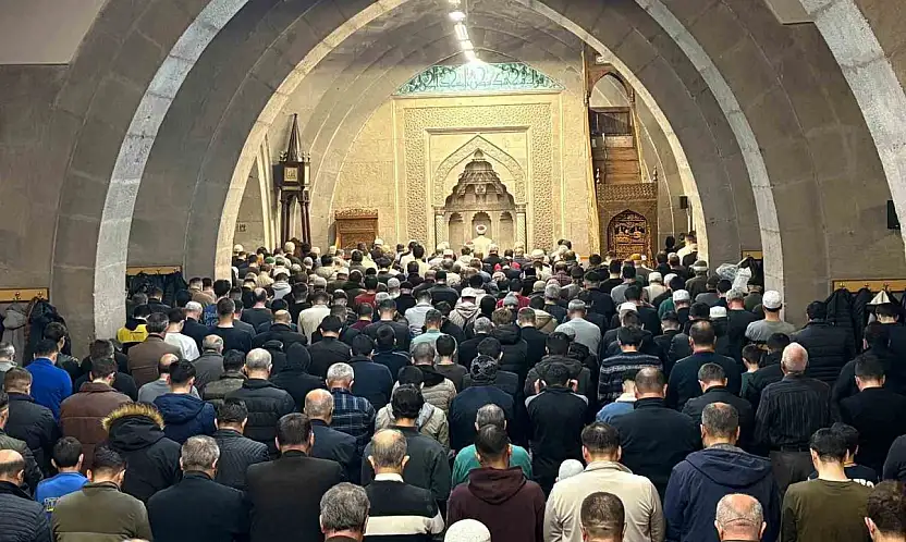 Kayserili vatandaşlar Berat Kandilinde ellerini semaya açtı