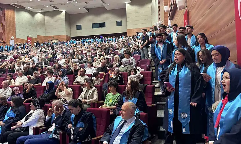 KAYÜ'de 'sadakat yeminli' mezuniyet