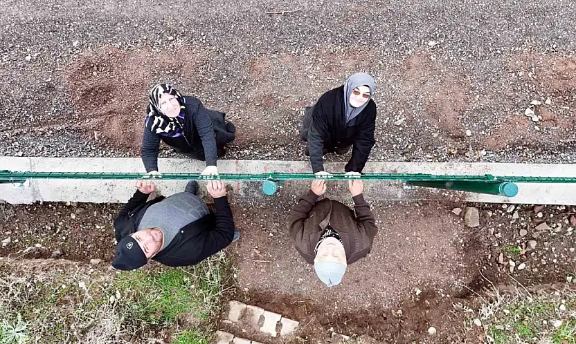 Kemal Sunal'ın propaganda filmi gerçek oldu: Tel örgüyle ikiye bölünen mahallede vatandaşlar ihtiyaçlarını gidermek için 5 kilometre yürüyor