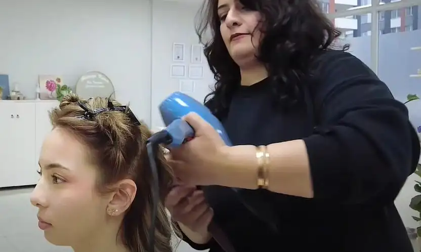 Kursiyer kadın, kendi kuaför dükkanını açtı