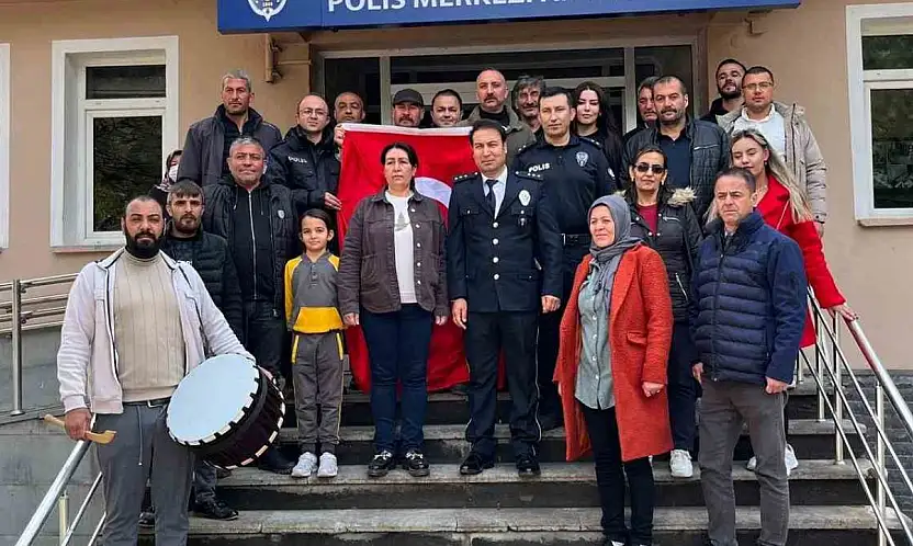 Mahalle sakinlerinden polislere sürpriz kutlama