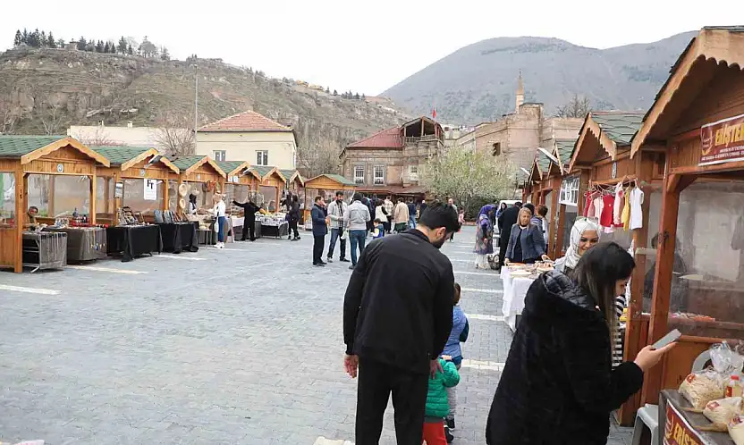Maharetli Eller Pazarı Kasım'da yine dolup taştı