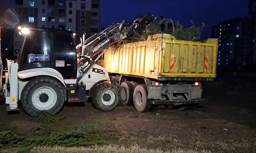 Melikgazi Belediyesi ekipleri rüzgar mesaisinde