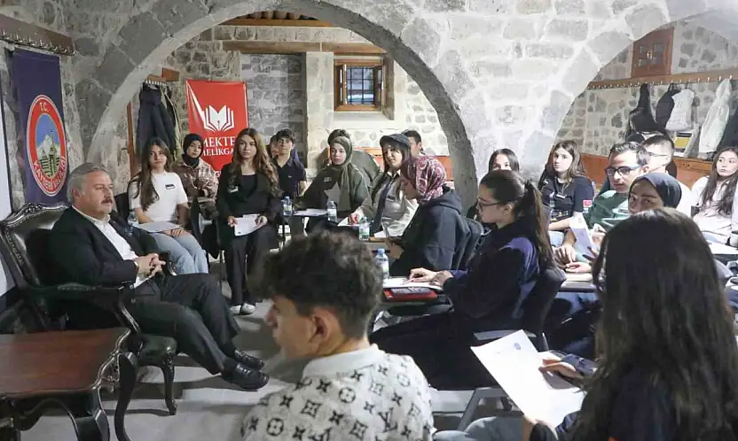 Melikgazi Belediyesi gençlerin hayallerine imza atmaya devam ediyor