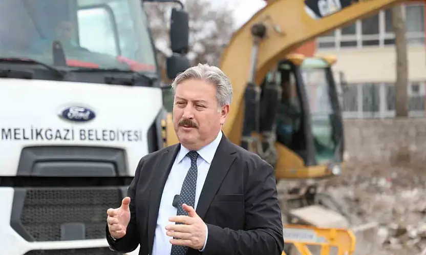 Melikgazi Belediyesi ilçedeki metruk yapıların yıkımına devam ediyor