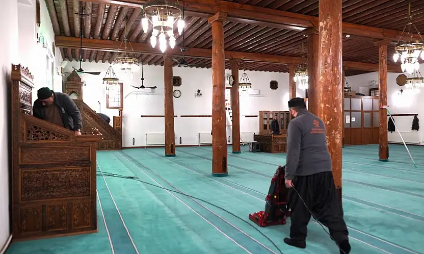 Melikgazi'de camiler Ramazan için temizleniyor