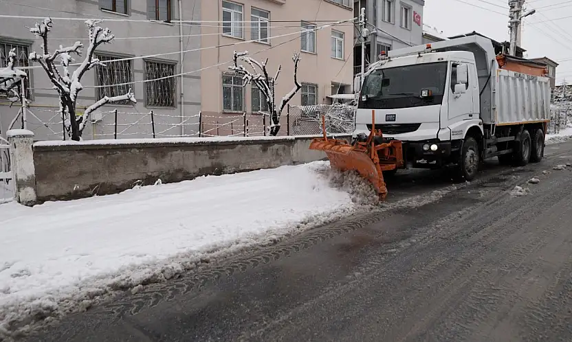 Melikgazi'de karla mücadele çalışmaları kesintisiz devam ediyor