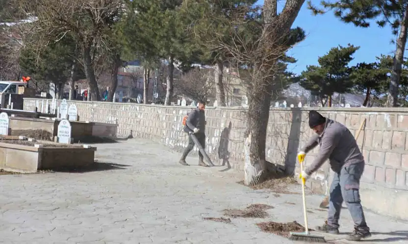 Melikgazi'de mezarlıklar bayram için temizlendi