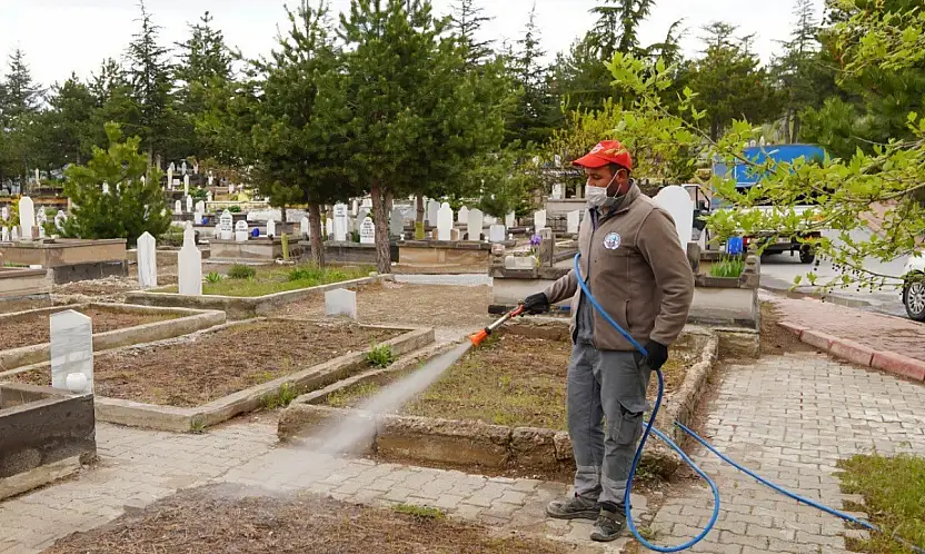 Melikgazi'de mezarlıklar bayrama hazırlanıyor