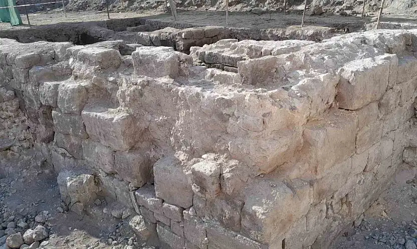 Melikgazi Medresesi kazısı için yaya yolu kapatılıyor