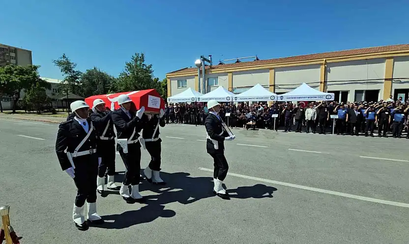 Merhum polis babasını asker selamı ile uğurladı