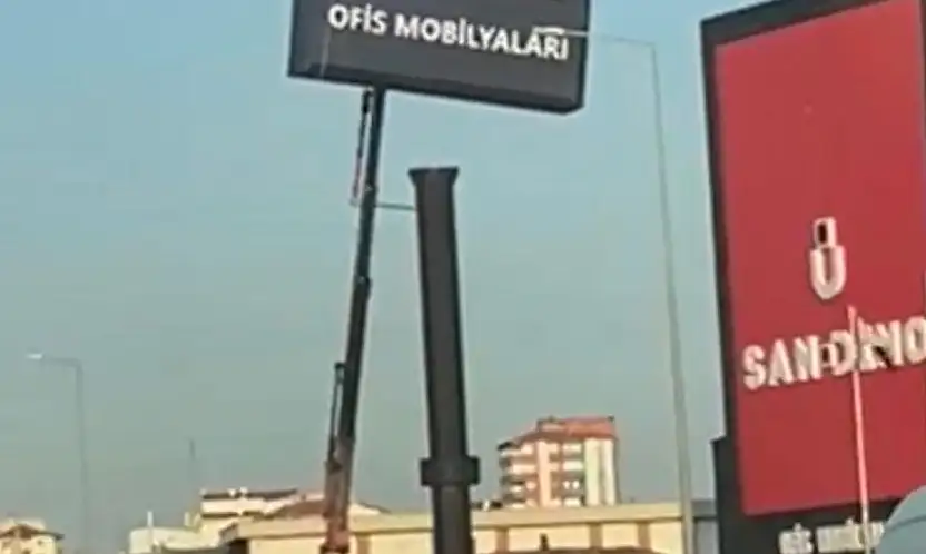 Metrelerce yükseklikte önlem almadan çalışan işçiler yürekleri ağza getirdi