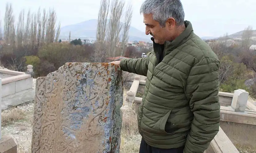 Mezarlıktaki esrarengiz taş