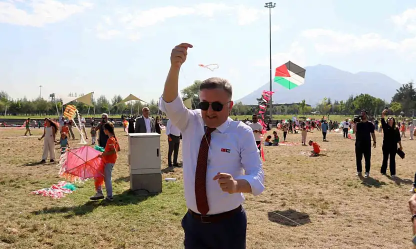 Minik öğrenciler 'gökyüzünden' mesaj verdi