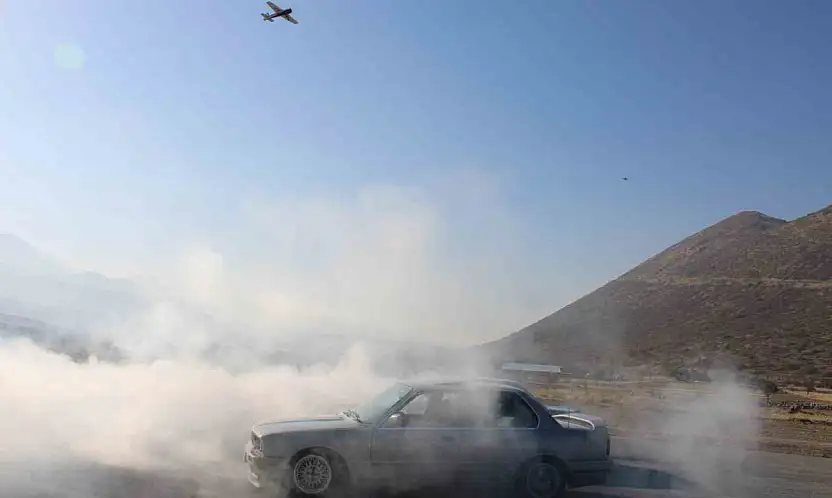 Model uçaklarla klasik otomobiller aynı pistte buluştu