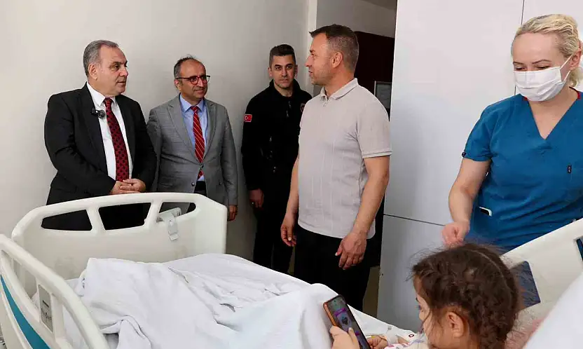 Rektör Prof. Dr. Altun'dan tedavi gören çocuklara 23 Nisan ziyareti