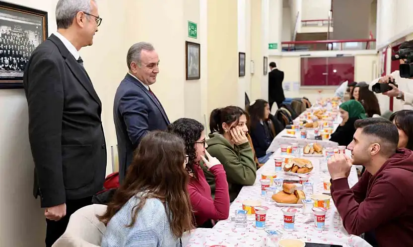 Rektör Prof. Dr. Altun, Eczacılık Fakültesi öğrencileri ile iftar yaptı