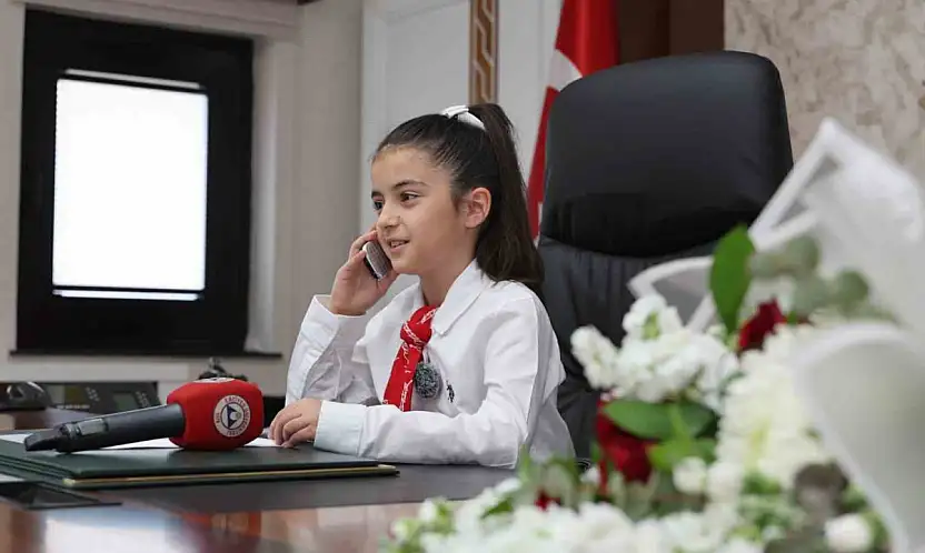 Rektör Prof. Dr. Altun, koltuğunu Minik Emine Defne'ye devretti