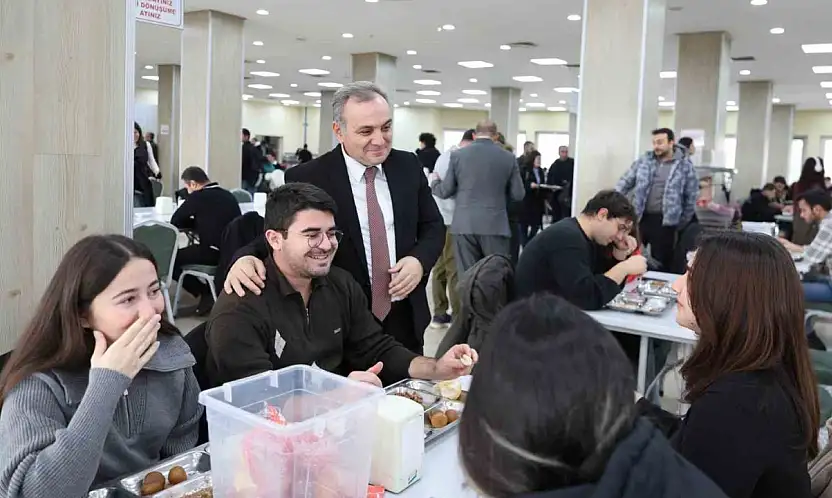 Rektör Prof. Dr. Altun, öğrenciler ile yemek yedi