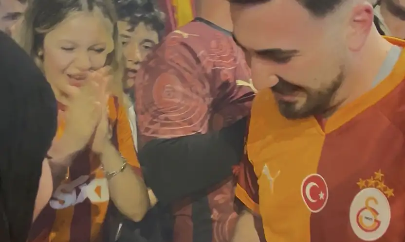 Şampiyonluk kutlamalarında evlilik teklifi sürprizi