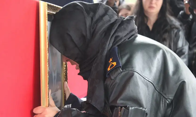 Şehit eşini askeri montuyla son yolculuğuna uğurladı