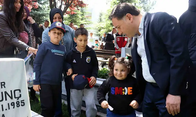 Şehitlikte hüzünlü arife