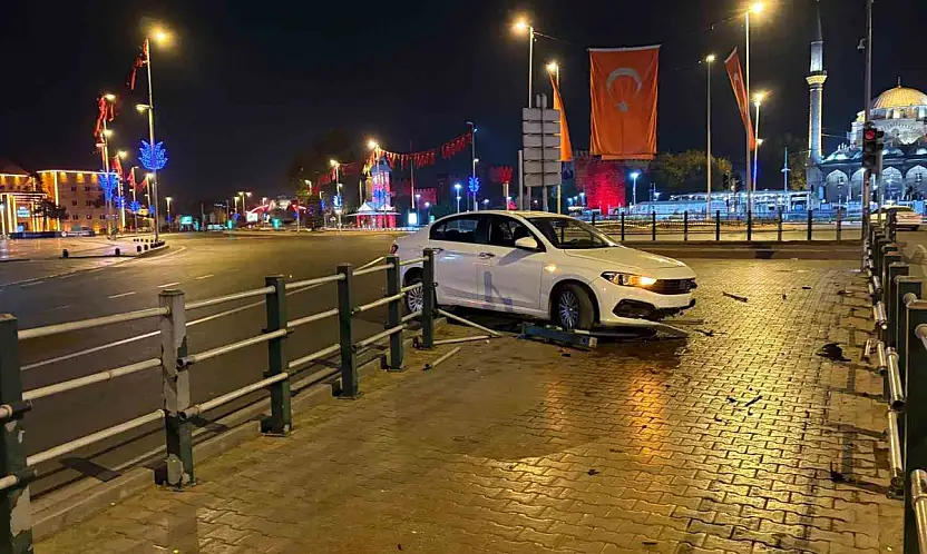 Seyir halindeyken uyuyan otomobil sürücüsü bariyerlere girdi