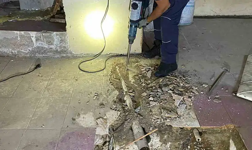 Su borusuna sıkışan yavru kediyi itfaiye kurtardı