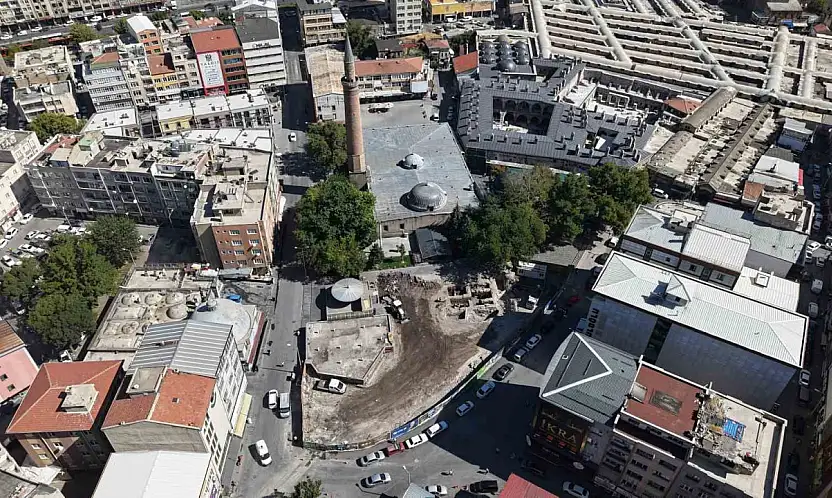 Suriçi Cami Kebir'de hem tarih gün yüzüne çıkıyor, hem esnafın yüzü gülüyor