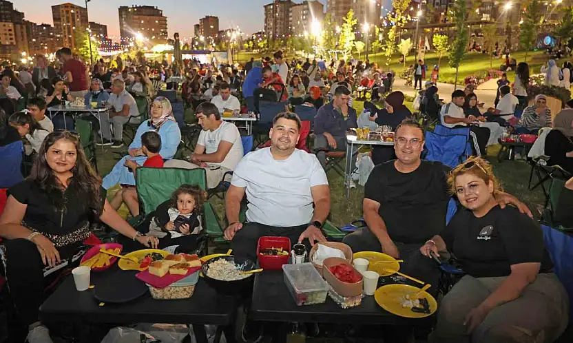 Talas'ta yaz akşamları açık hava sinemasıyla renklendi