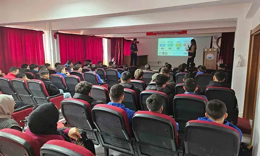 Tomarza'da lise öğrencilerine siber güvenlik semineri verildi