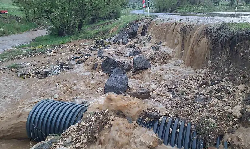 Tomarza'da sağanak etkili oldu, ana yol sular altında kaldı