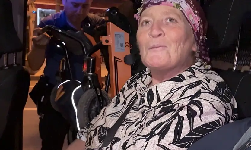 Tramvayı kaçıran anne ve engelli oğluna polisten yardım eli