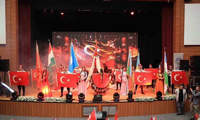 Türk Dünyası gösterisi büyüledi