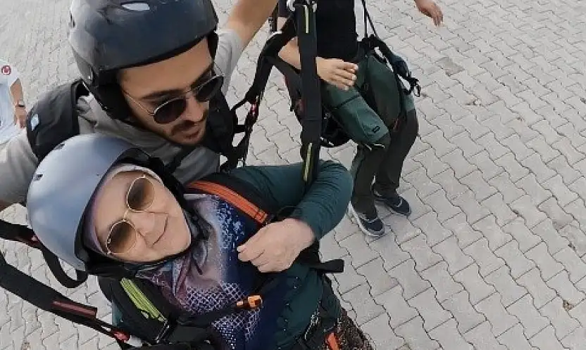 Türkan teyzenin paraşüt macerası güldürdü: 'İnşallah tansiyonumu yükseltmez'