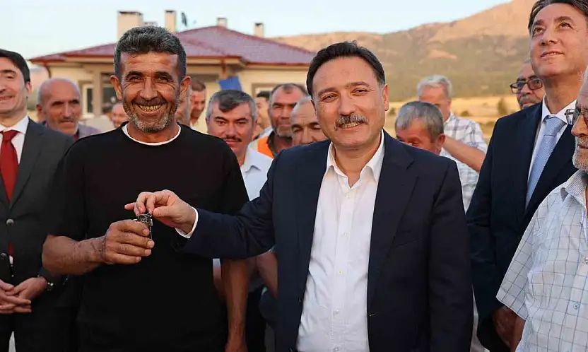 Vali Çiçek depremzede ailelerin sevincine ortak oldu