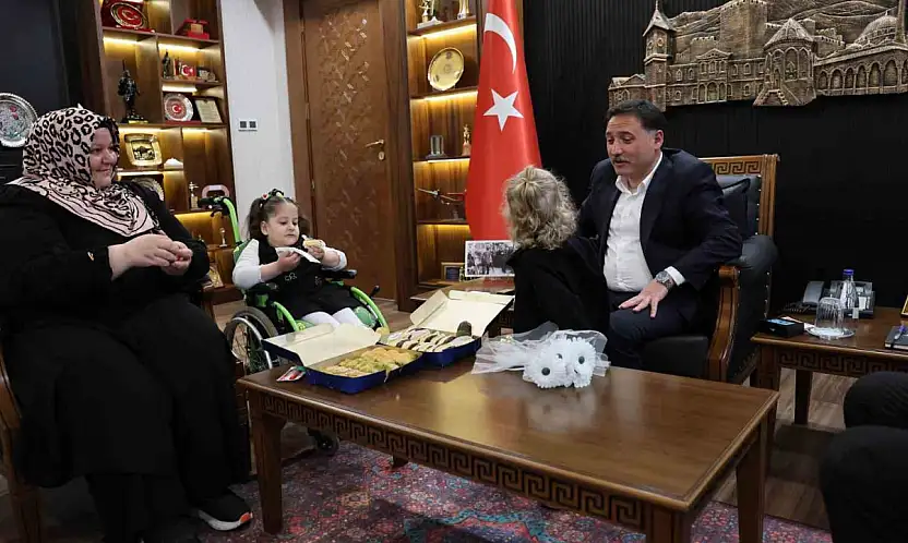 Vali Çiçek tatlı isyanıyla yüzleri güldüren Rüveyda'yı makamında ağırladı