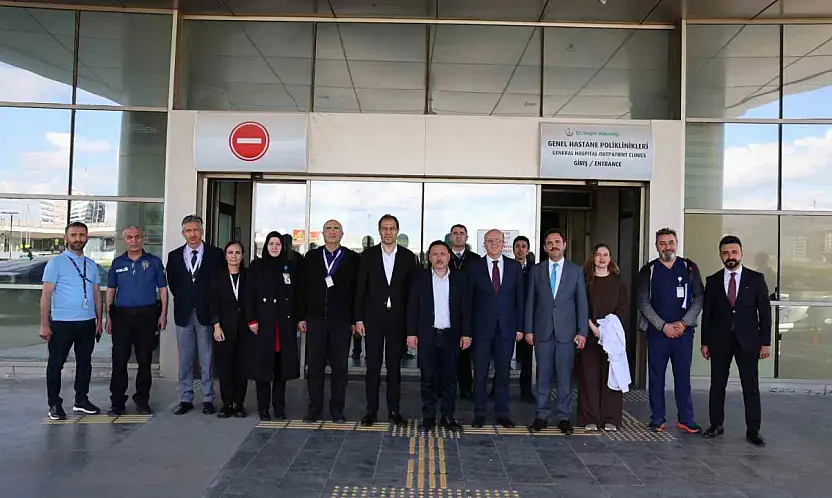 Vali Çiçek'ten hastanede tedavi gören vatandaşlara bayram ziyareti