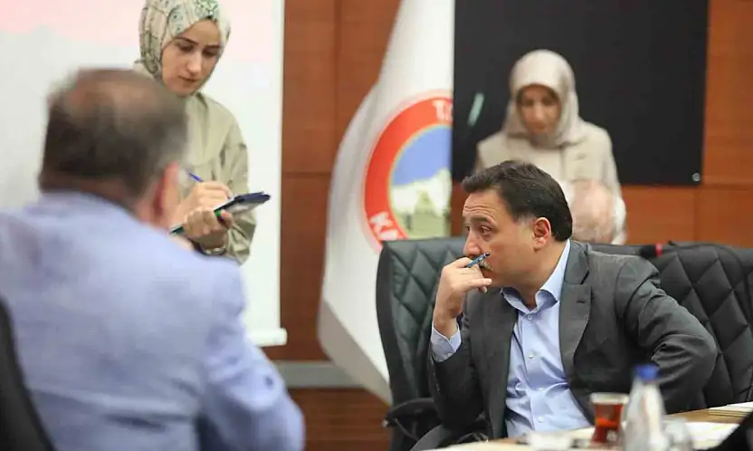 Vali Çiçek, vatandaşlarla bir araya gelmeye devam ediyor