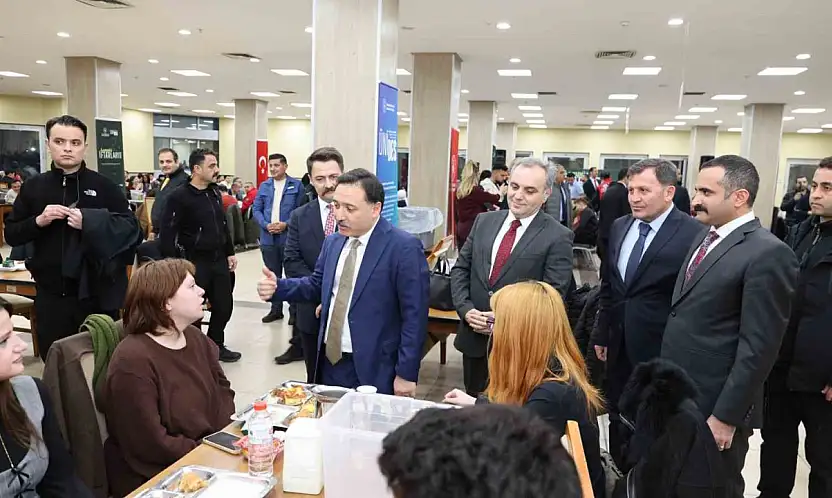 Vali Gökmen Çiçek, ERÜ öğrencileri ile iftar yaptı