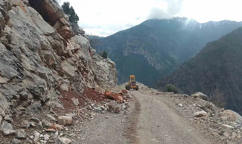 Yahyalı'da sel ve heyelan sonucu kapanan yollar açıldı