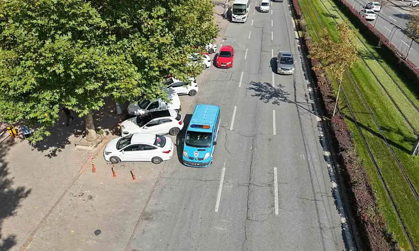 Zabıtadan yaya yoluna park eden araç ve sürücülerine denetim